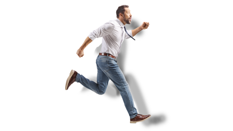 Homme portant une cravate et courant vers la droite, sur un fond vert.