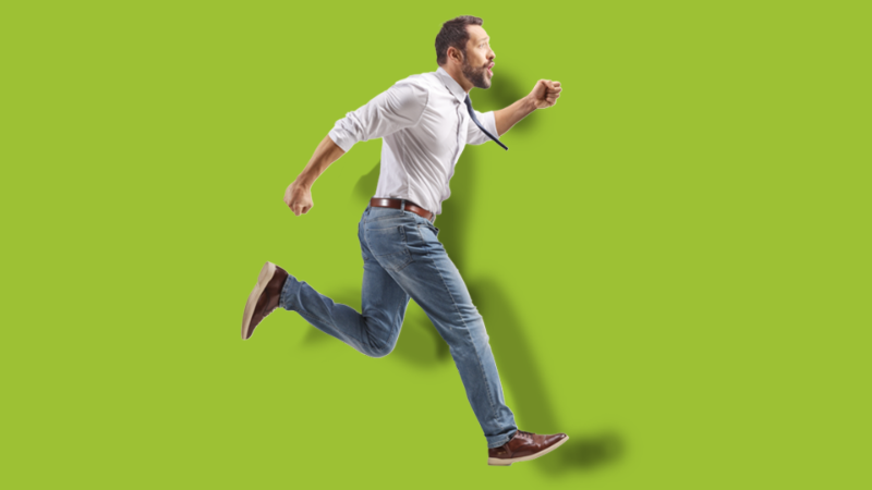 Homme portant une cravate et courant vers la droite, sur un fond vert.