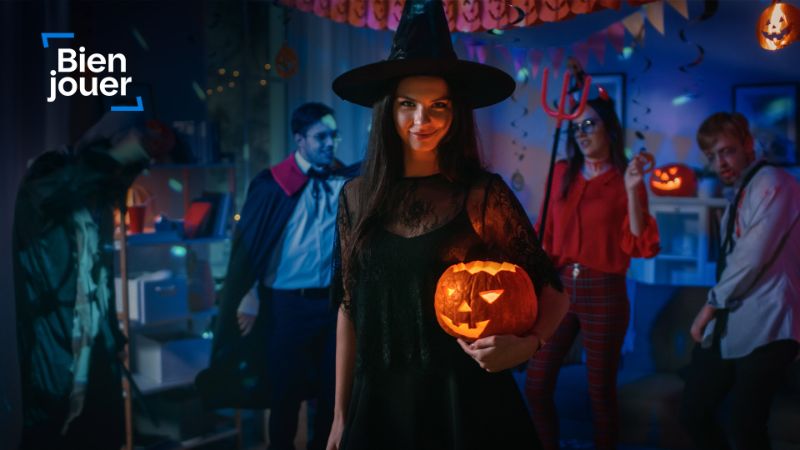 Participants costumés dans une ambiance festive d’Halloween.